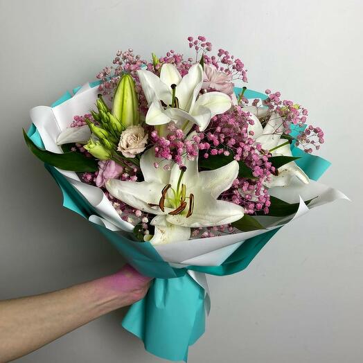 Ramo de lirios y gypsophila