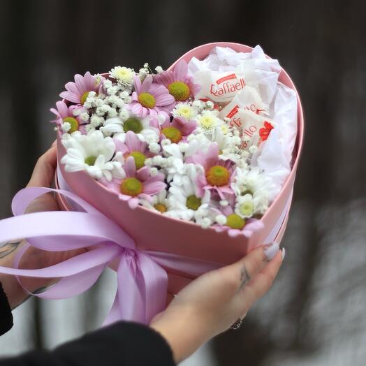 Цветы и сладкий подарок