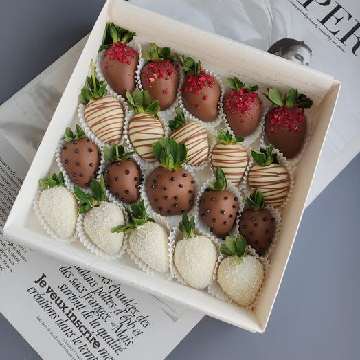 Коробочка клубники в шоколаде 20 шт "Aurora"