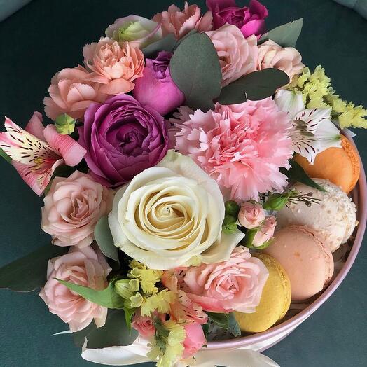Caja de postre: flores + macarons