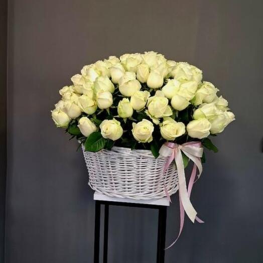 Корзина из 101 белых роз