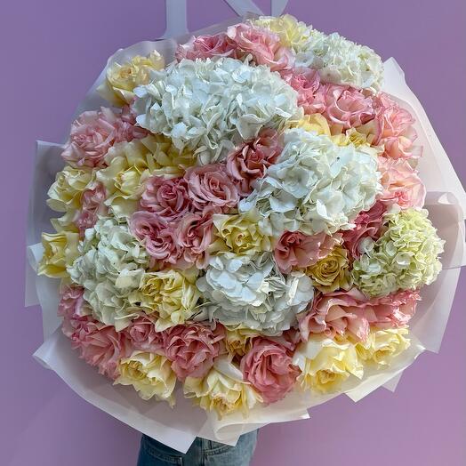 Сборный букет из гортензии и французских роз