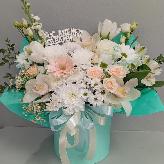 Цветы в коробке с тюльпанами