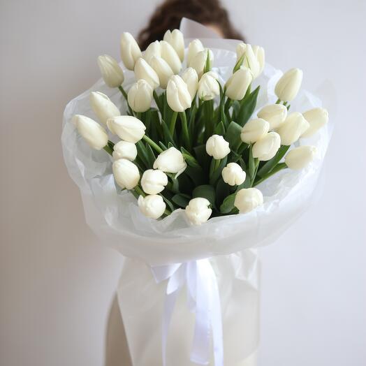 Tulipanes blancos en paquete transparente