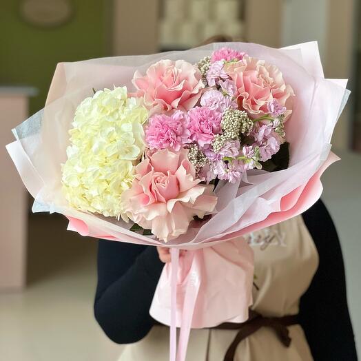 Букет с гортензией и маттиолой