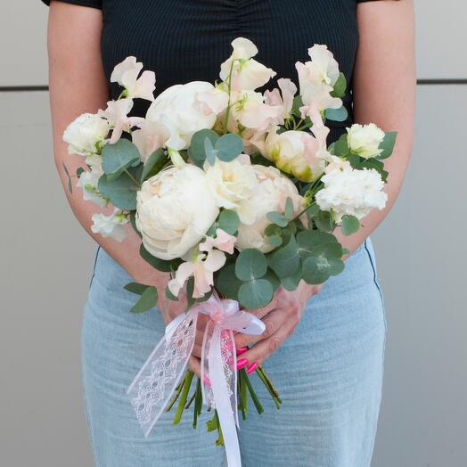 Букет невесты из белых пионов и лктирусов Присцилла