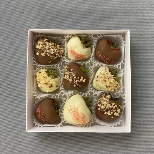 Клубника в молочном и белом шоколаде