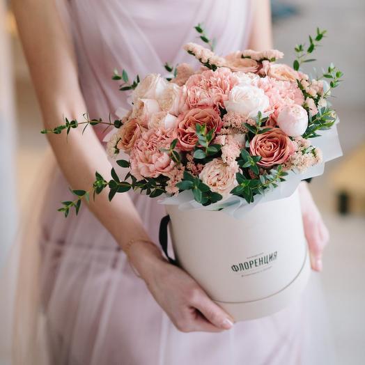Peach bouquet in a medium box