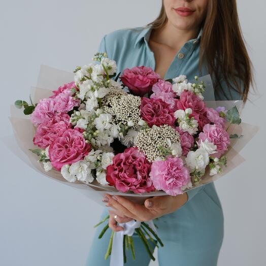 Роза пионовидная, маттиола, диантусы в букете