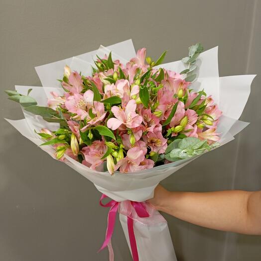 Пышный букет из свежий альстромери