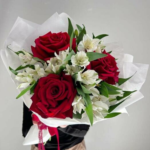 Ramo de rosas rojas francesas con alstroemeria