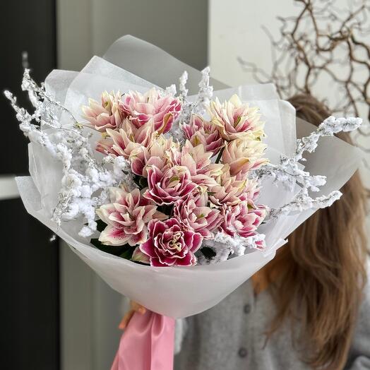 Моно букет из лилий и заснеженных веток