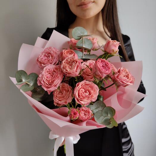 Букет из коралловых кустовых розочек с эвкалиптом, букет 441