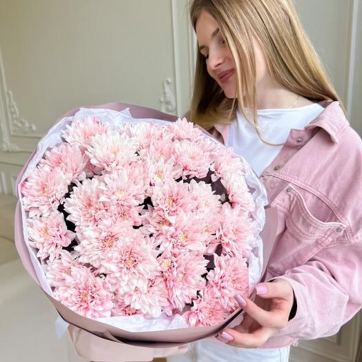 Круглый букет из 7 розовых кустовых хризантем