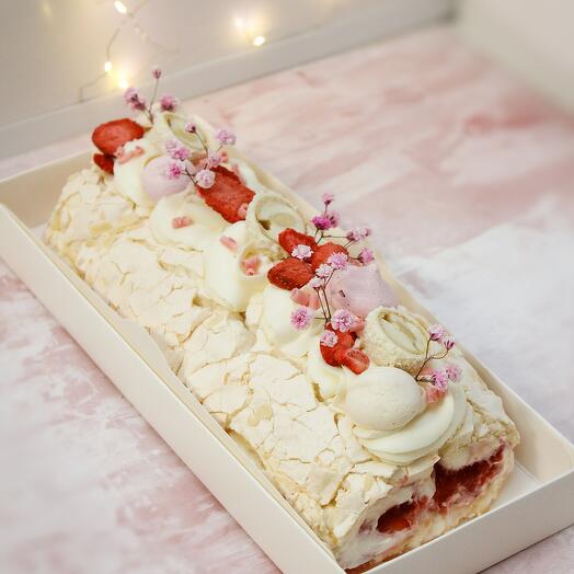 Меренговый рулет клубничный с конфитюром и кусочками ягод, сладкий подарок
