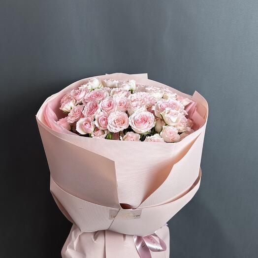 Букет из нежно розовых кустовых роз
