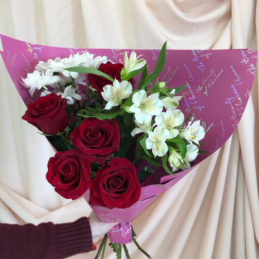 Ramo de rosas rojas, alstroemeria blanca y crisantemo