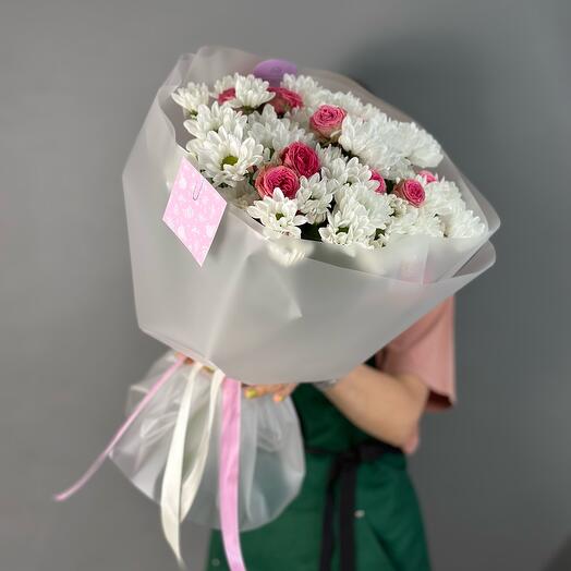 Ramo de margaritas (crisantemos arbustivos) y rosas arbustivas