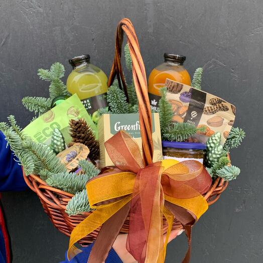 Подарочная корзина с соком, орехами, чаем, медом и конфитюром «Лемонграсс»