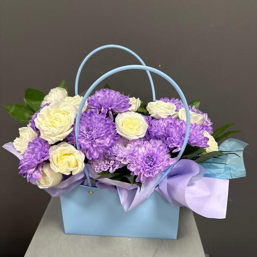 ✅Цветы в коробке хризантема и кустовая Пионовидная роза