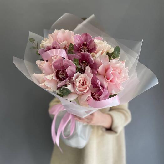 Ramo con rosas francesas y orquídeas