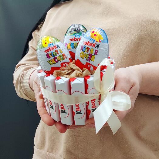 Маленький подарочный тортик со сладостями Kinder