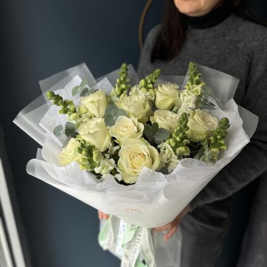 White roses and snapdragon