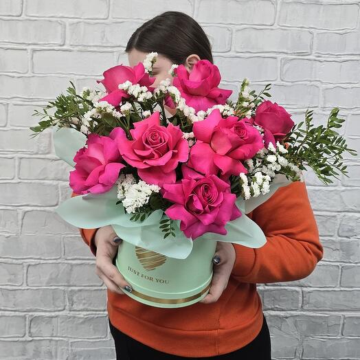 Яркие цветы в коробке