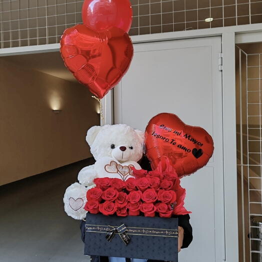 Caja con rosas y peluche