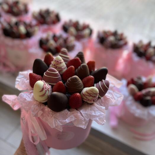 Шляпная коробка с клубничкой