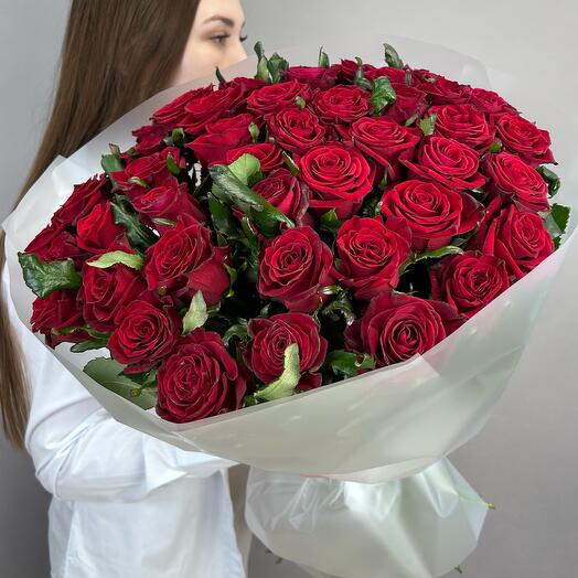 Роскошный букет из красных роз в количестве 45 шт с оформлением