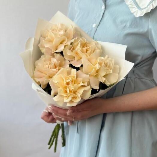Bonito ramo de rosas francesas de color crema "Ligereza y gracia"