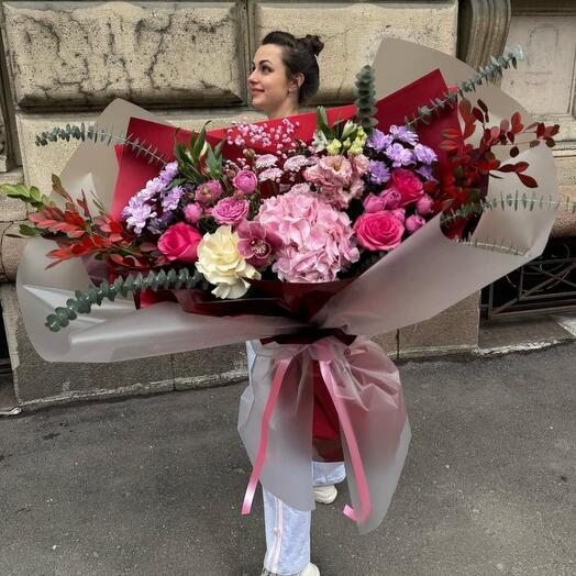 Огромный букет с розами, хризантемами и гортензией