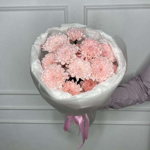 Букет из пудровых хризантем в воздушном оформлении