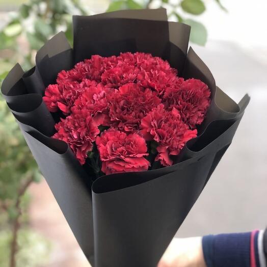 Красные гвоздики 12 шт траурный букет
