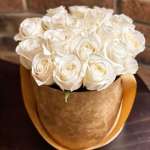 Hatbox of 21 white roses
