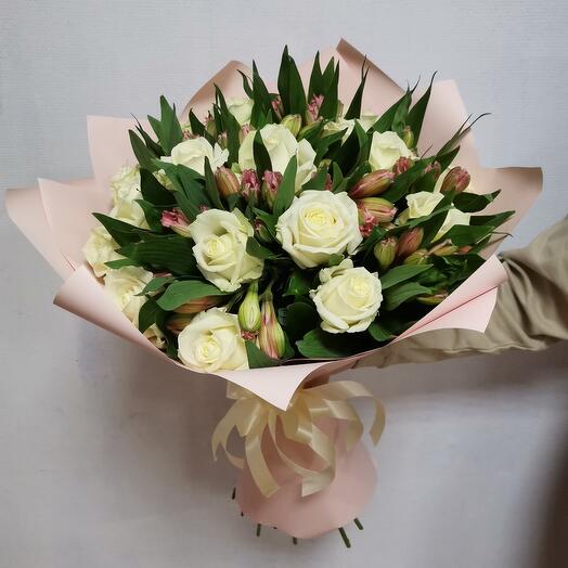 Ramo de rosas y alstroemeria