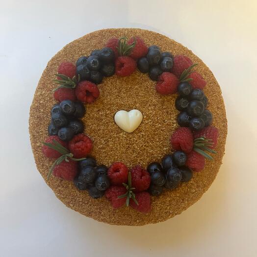 Classic Honey cake with berries