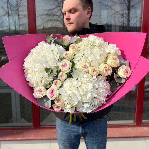 Букет гортензий с пионовидными розами и эвкалиптом