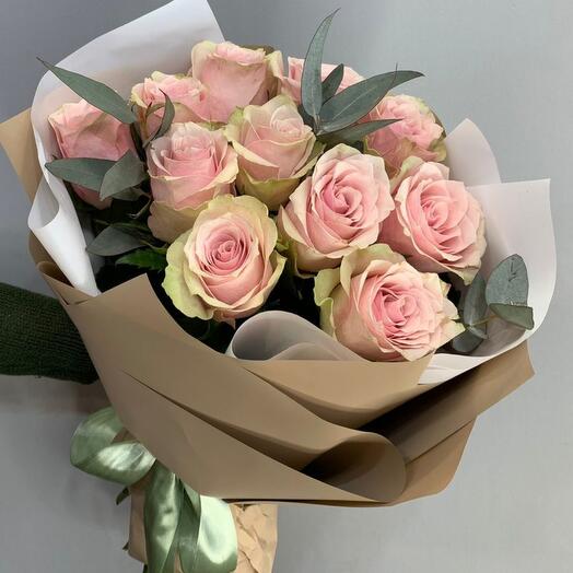 Mono-ramo de 11 rosas con eucalipto