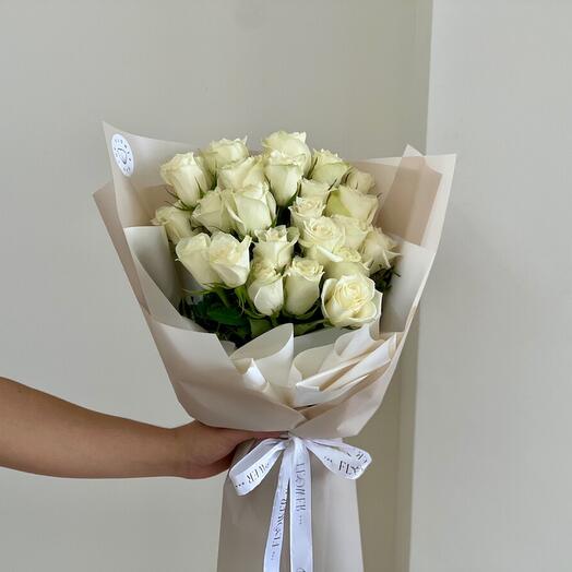 25 Roses In Beige And White