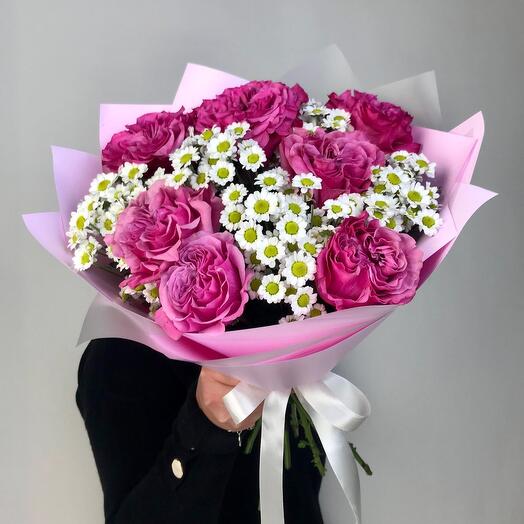 Bouquet of peony-shaped roses with daisies