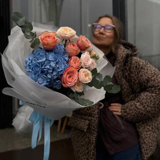 Авторский букет с сортовой розой и гортензией