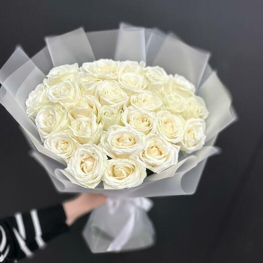 25 БЕЛЫХ РОЗ 70 СМ
