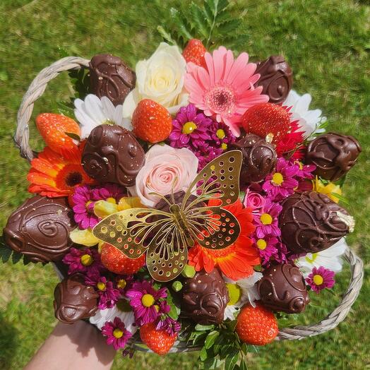 Panier de fraises et fleurs