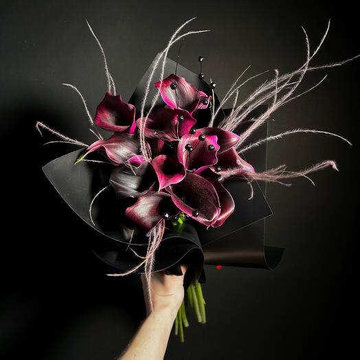 Black bouquet of calla lilies with details