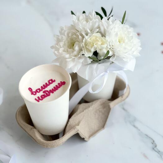Flores y pastel en tazas