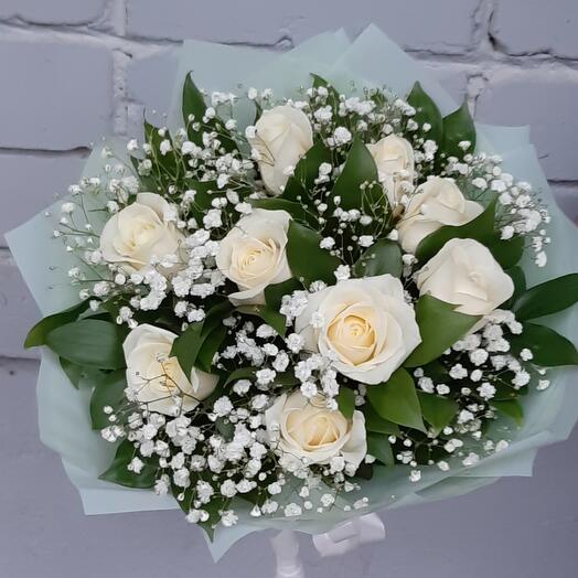 Ramo de rosas blancas con gypsophila y ruskus
