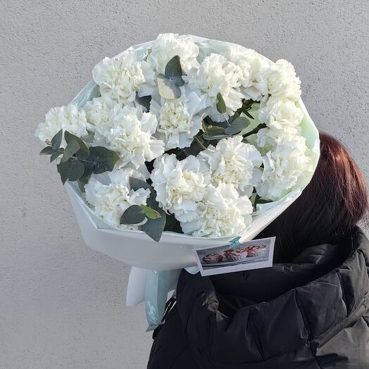 Белые диантусы с эвкалиптом