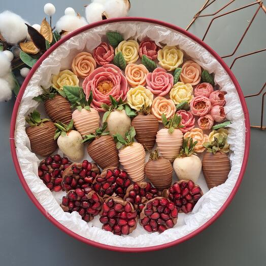 Клубника,гранат в шоколаде с шоколадными цветами